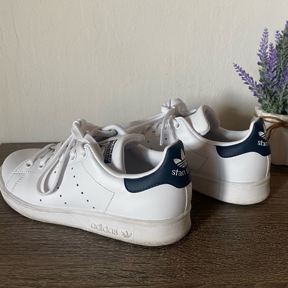 NAVY BLUE ADIDAS STAN SMITHS